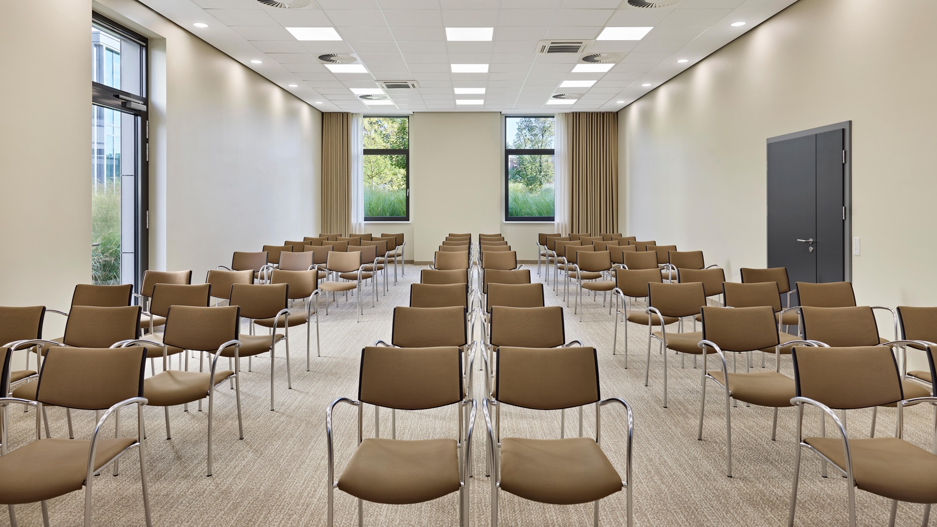 Tagungsraum Nidda 1 im Dorint Parkhotel Frankfurt Bad Vilbel mit Reihenbestuhlung, Tageslicht und moderner Veranstaltungsausstattung.