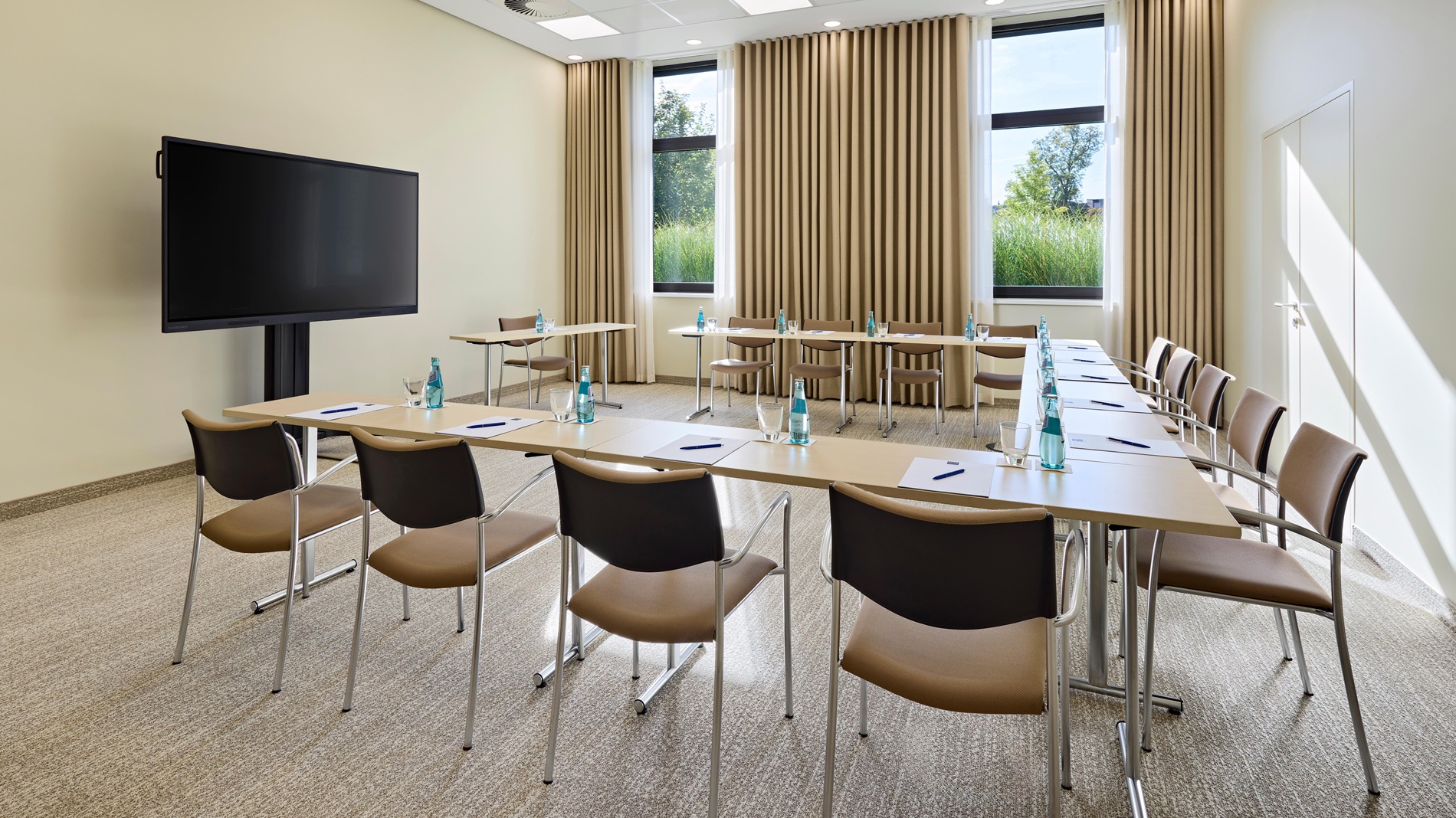 Tagungsraum Nidda 2 im Dorint Parkhotel Frankfurt Bad Vilbel mit U-Form-Bestuhlung, Tageslicht und moderner Präsentationstechnik.